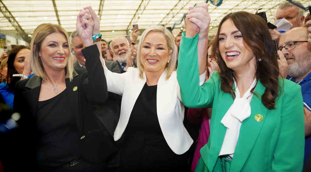 Michelle O'Neill, no centro, liderou o Sinn Féin na vitoria das eleccións parlamentarias de Irlanda do Norte. (Foto:Niall Carson / PA Wire / dpa)