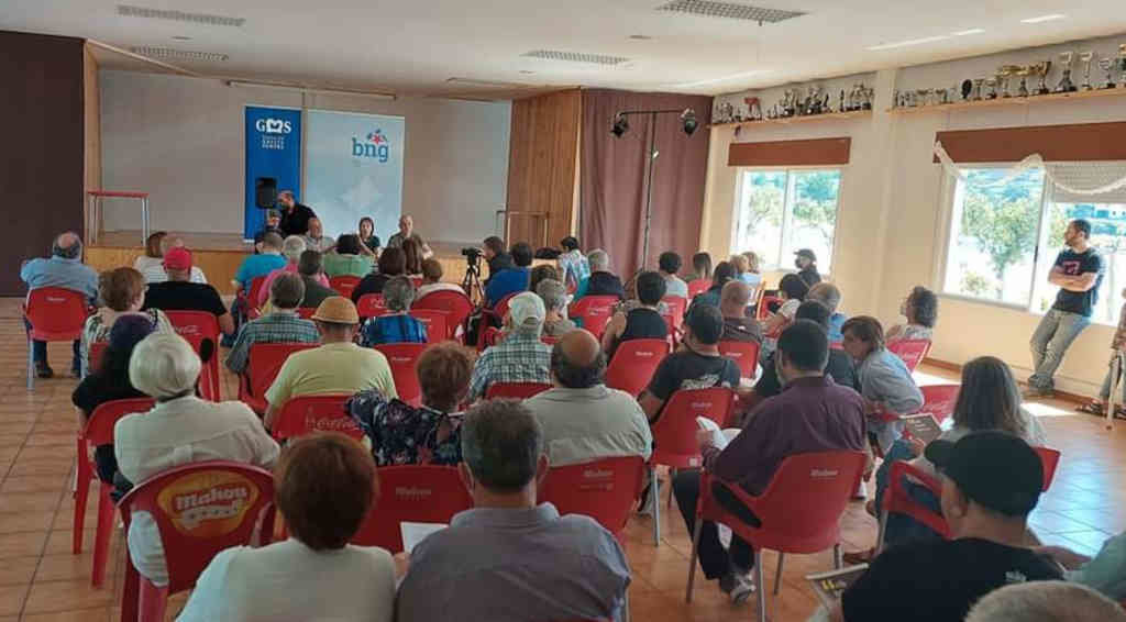 O acto 'Pola defensa da illa da Creba' tivo lugar no local social da Esteirana, no municipio de Muros. (Foto: Nós Diario)