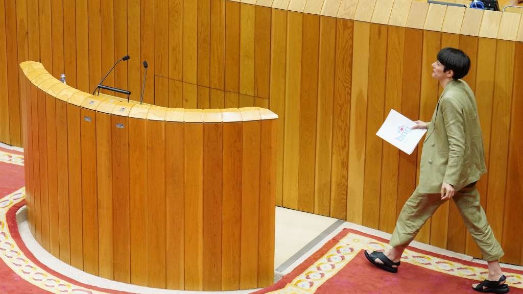 Ana Pontón diríxise á tribuna de oradores do Parlamento galego, esta quinta feira, no pleno de investidura de Alfonso Rueda. (Foto: Álvaro Ballesteros / Europa Press)