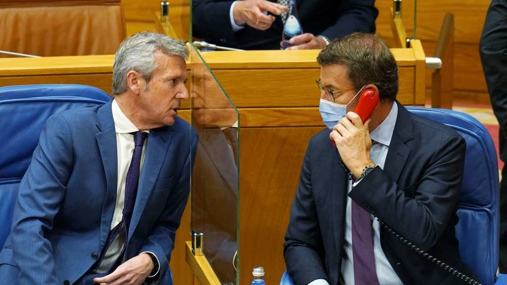 Alfonso Rueda e Alberto Núñez Feixoo, esta quinta feira, no Parlamento. (Foto: Álvaro Ballesteros / Europa Press)