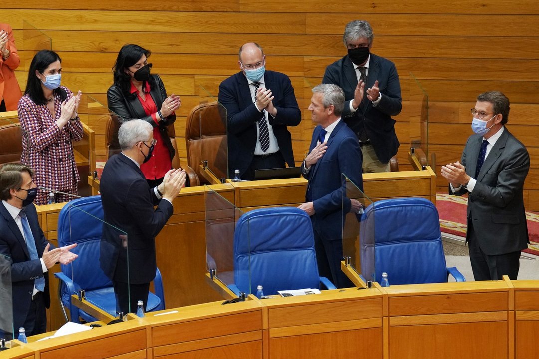 Alfonso Rueda recibe os aplausos dos deputados do Partido Popular. (Foto: Europa Press)
