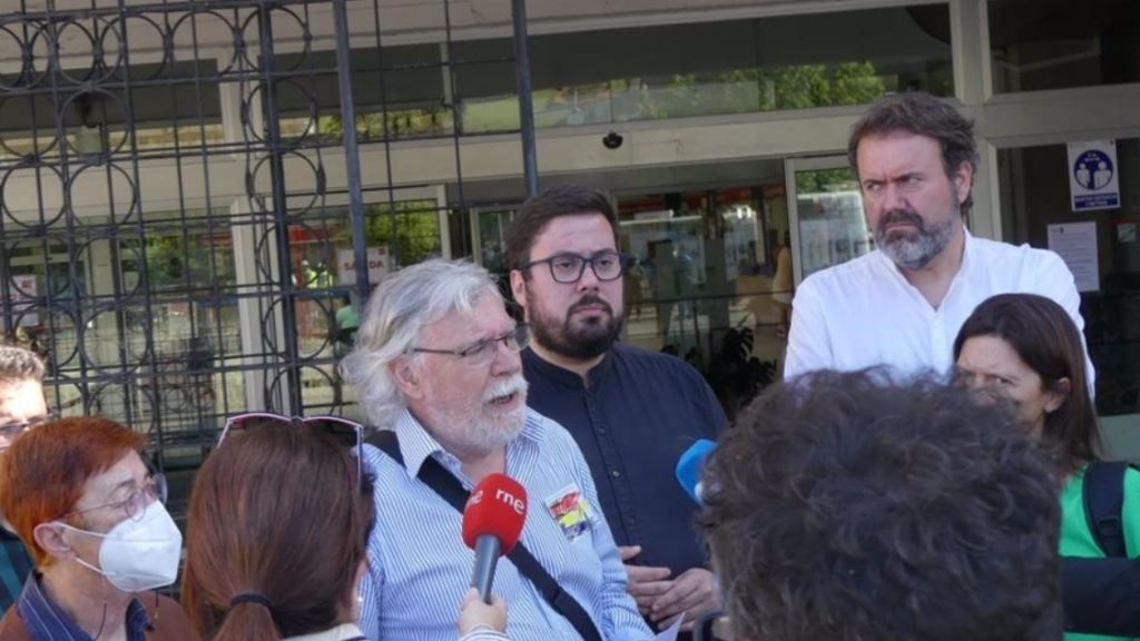 O presidente da Asemblea Republicana de Vigo, Celso López, deu unha rolda de prensa esta sexta feira acompañado de representantes de BNG e Marea de Vigo. (Foto: Europa Press)