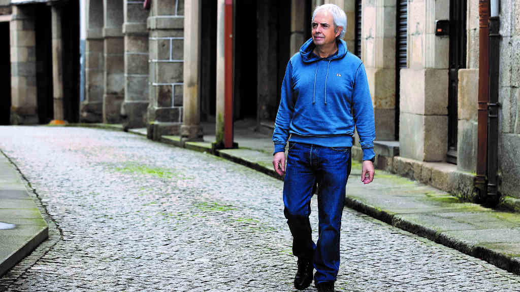 O xornalista e escritor Afonso Eiré polas rúas de Chantada (Foto: Camilo Lorenzana).