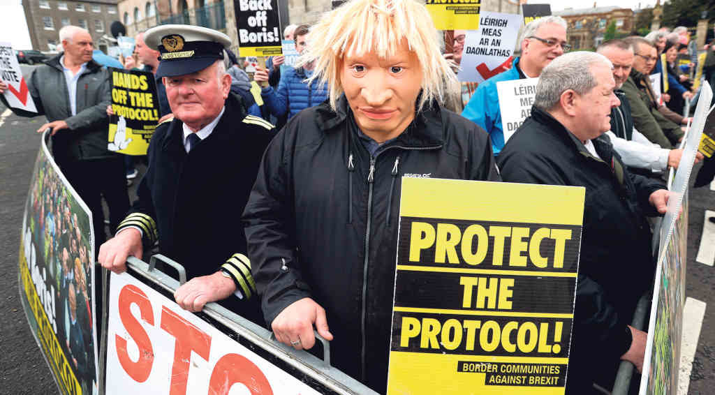 Cidadanía norteirlandesa protestou esta segunda feira contra Boris Johnson. (Foto: Liam Mcburney / PA Wire / dpa)