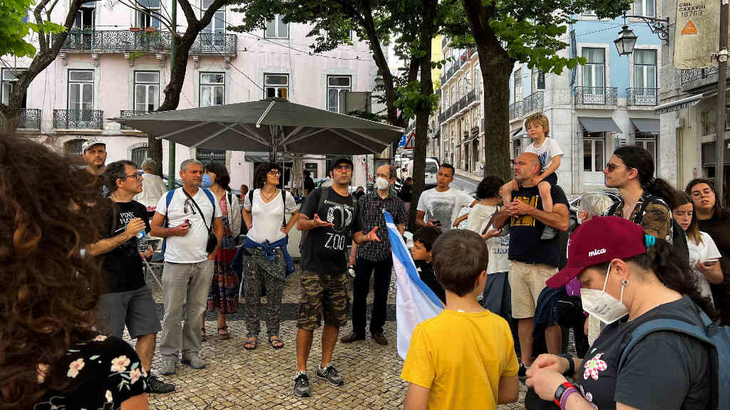 Participantes na ruta no Largo do Carmo, en Lisboa (Foto: Nós Diario).