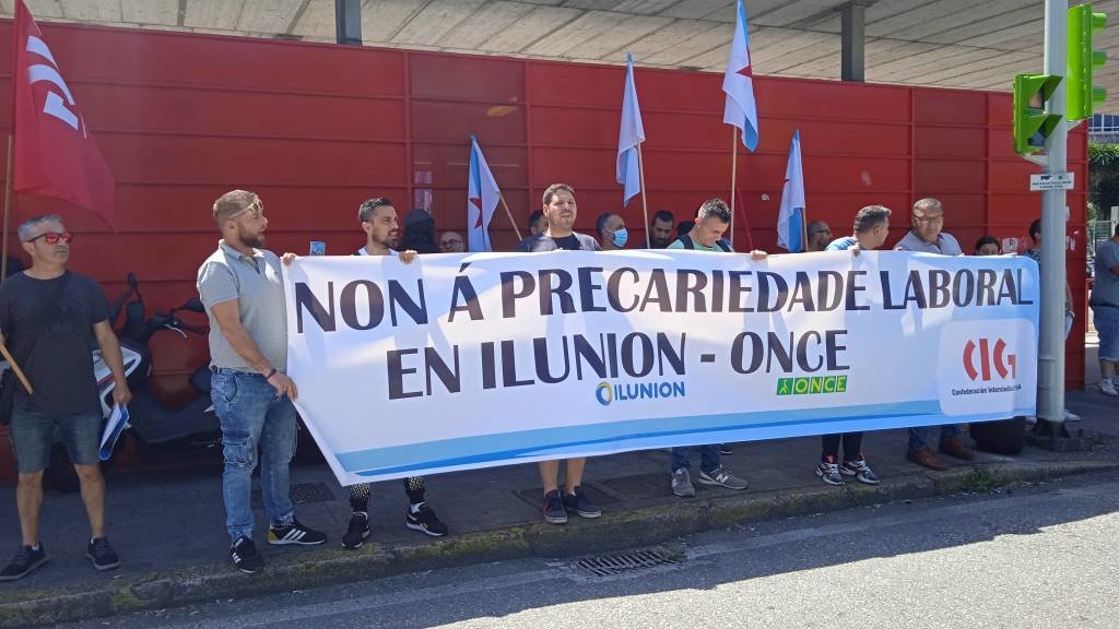 Protesta do persoal de Ilunion diante da sede de Stellantis en Vigo. (Foto: Nós Diario)