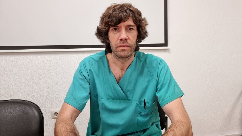 Álvaro Mena, médico internista da unidade de Enfermidades Infecciosas do CHUAC. (Foto: Nós Diario).