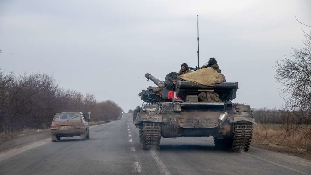 Tanque ruso en Mariúpol, cidade que o batallón Azov renunciou esta sexta feira a seguir defendendo. (Foto: Maximilian Clarke / SOPA Images / DPA)