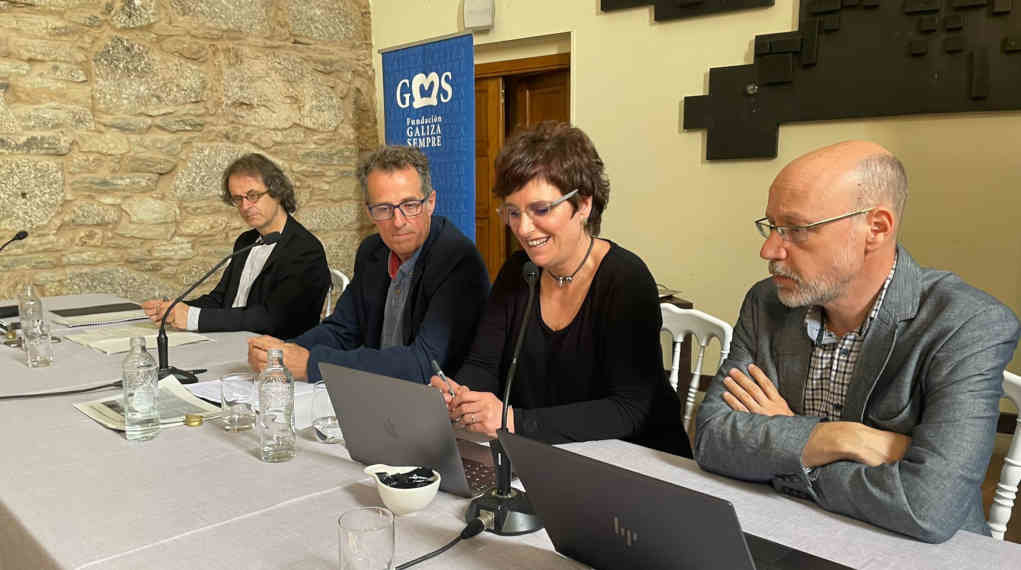 De esquerda a dereita: Xosé Manuel Carril, Mario Zuviaga, Beatriz Akizu e Jaume López na presentación do documento. (Foto: Nós Diario)