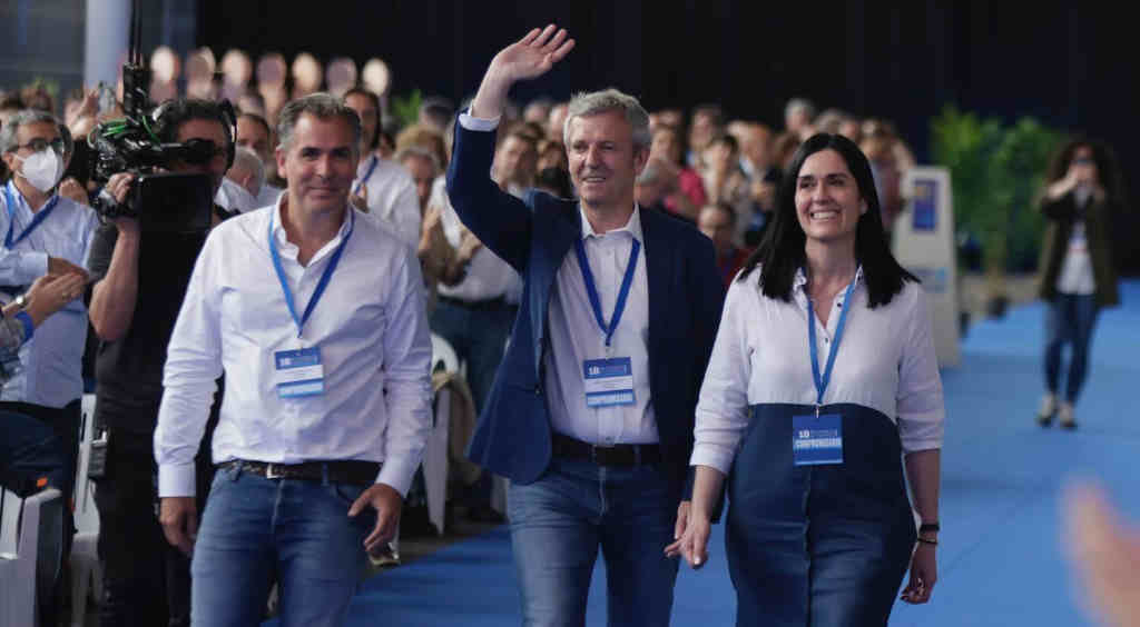 De esquerda a dereita: Rafael Domínguez, Alfonso Rueda e Paula Prado este sábado no inicio do Congreso do PP galego. (Foto: Beatriz Ciscar / Europa Press).
