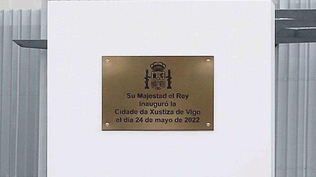 A placa conmemorativa da inauguración da Cidade da Xustiza mestura galego e castelán. (Foto: Javier Vázquez / Europa Press)