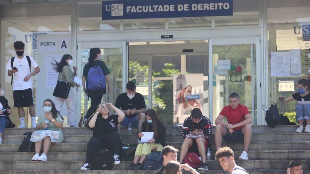 Estudantes ás portas da Facultade de Dereito da USC, en Compostela, antes de realizar a Abau de 2020. (Foto: Arxina)