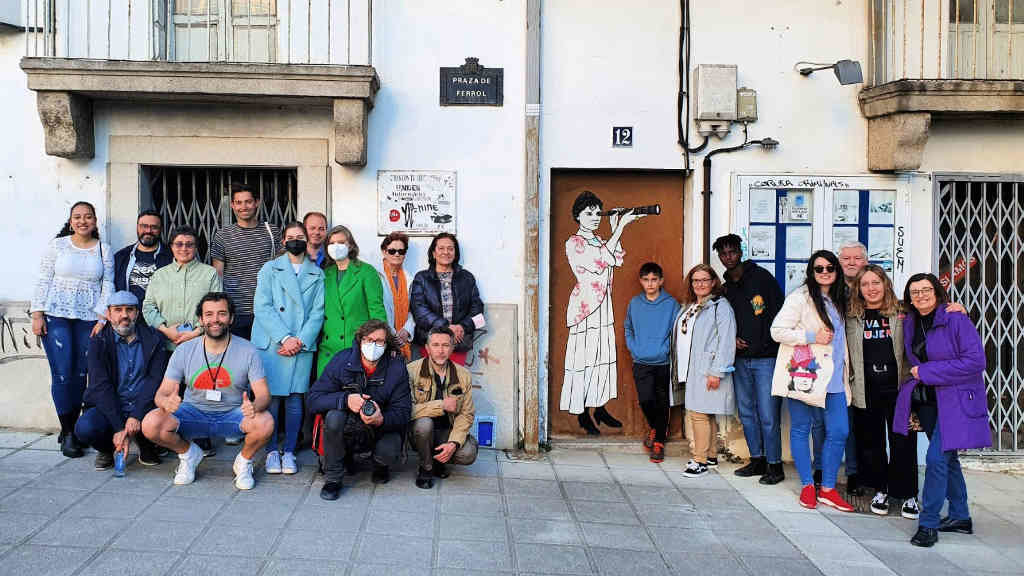 Guido Álvarez, á esquerda coa acreditación, acompañando a un grupo pola arte urbana de Lugo (Foto: Nós Diario).