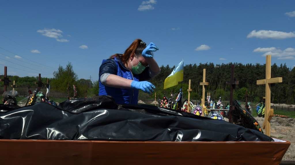 Exhumación de cadáveres en Bucha (Ucraína) durante esta semana. (Foto: Carol Guzy / Zuma Press / Contactophoto)