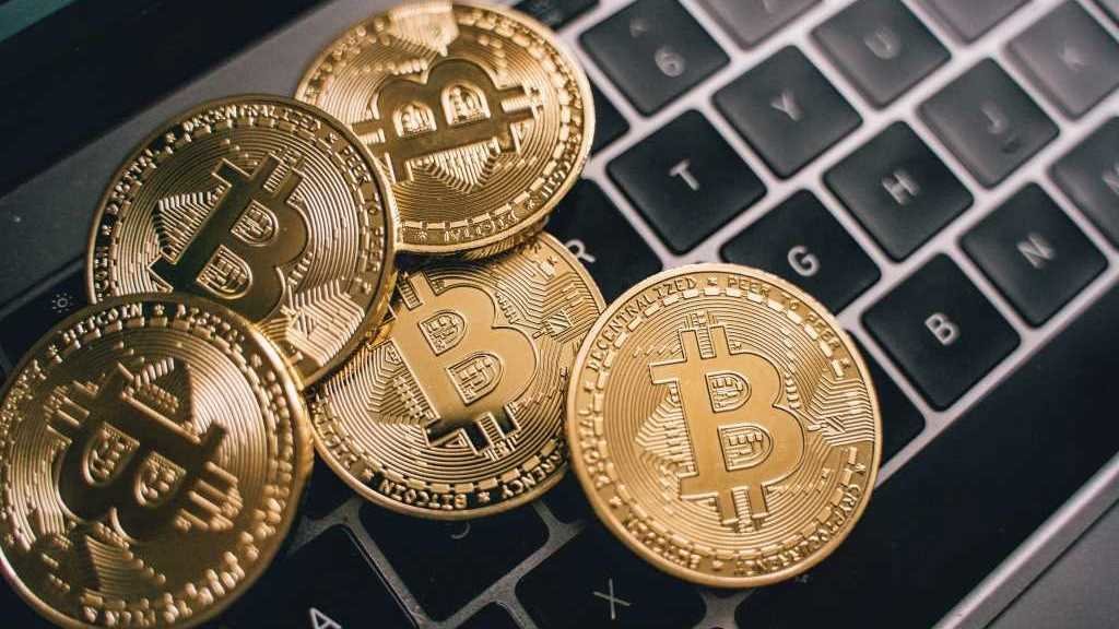O Bitcoin é a criptomoeda por excelencia, pero no mercado hai até 10.000 referencias, moitas delas fraudulentas (Foto: Pexels).