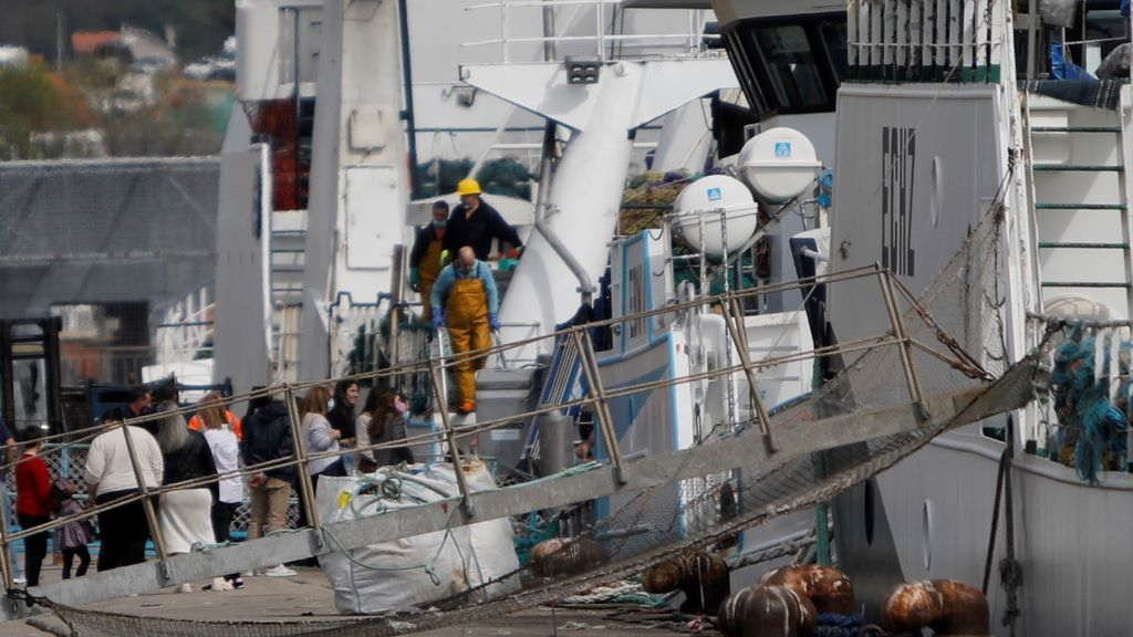 Arribada do 'Praia de Menduíña 2' a Cangas o pasado 20 marzo cos tres superviventes do 'Pitanxo' a bordo. (Foto: Javier Vázquez / Europa Press).