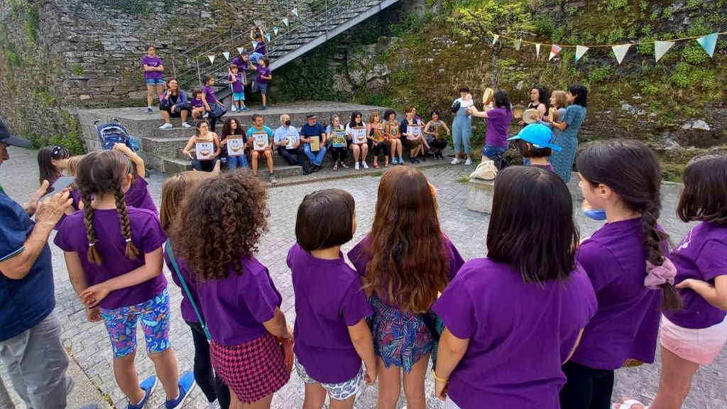 Alumnado da escola de ensino galego Semente Compostela, nunha actividade ao aire libre o pasado mes de maio.