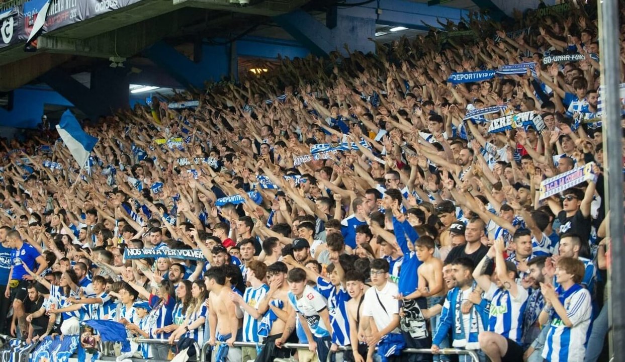 Gradas de Riazor no partido contra o Linares. (Foto: Real Club Deportivo da Coruña)