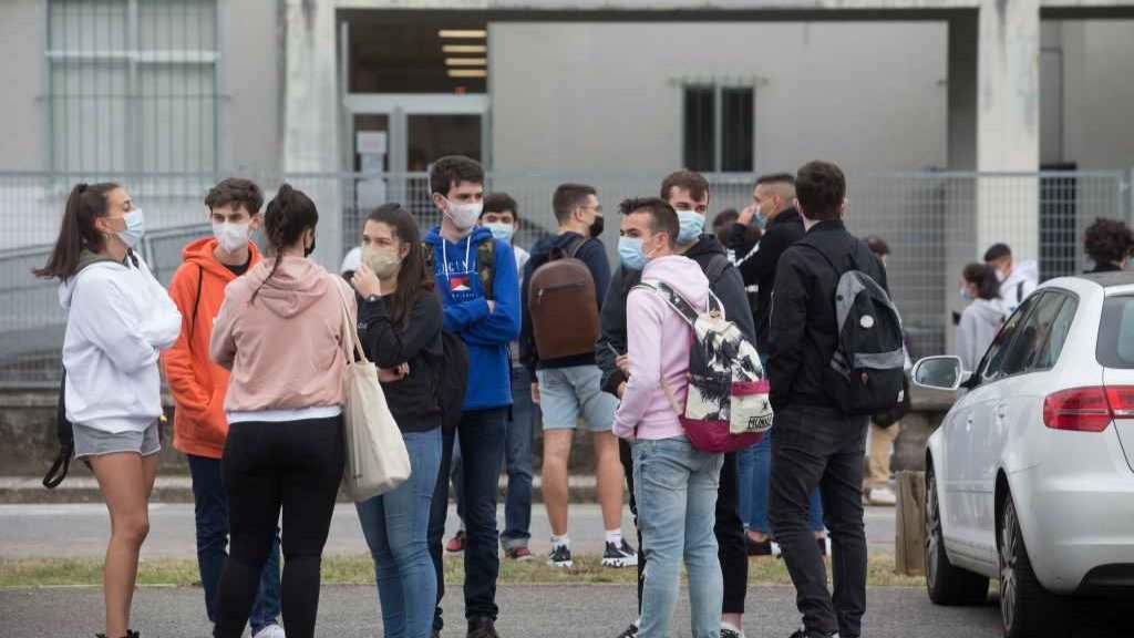 Estudiantes de Bacharelato durante os exames de selectividade no IES Vilar Ponte de Viveiro (Imaxe: Carlos Castro / Europa Press)
