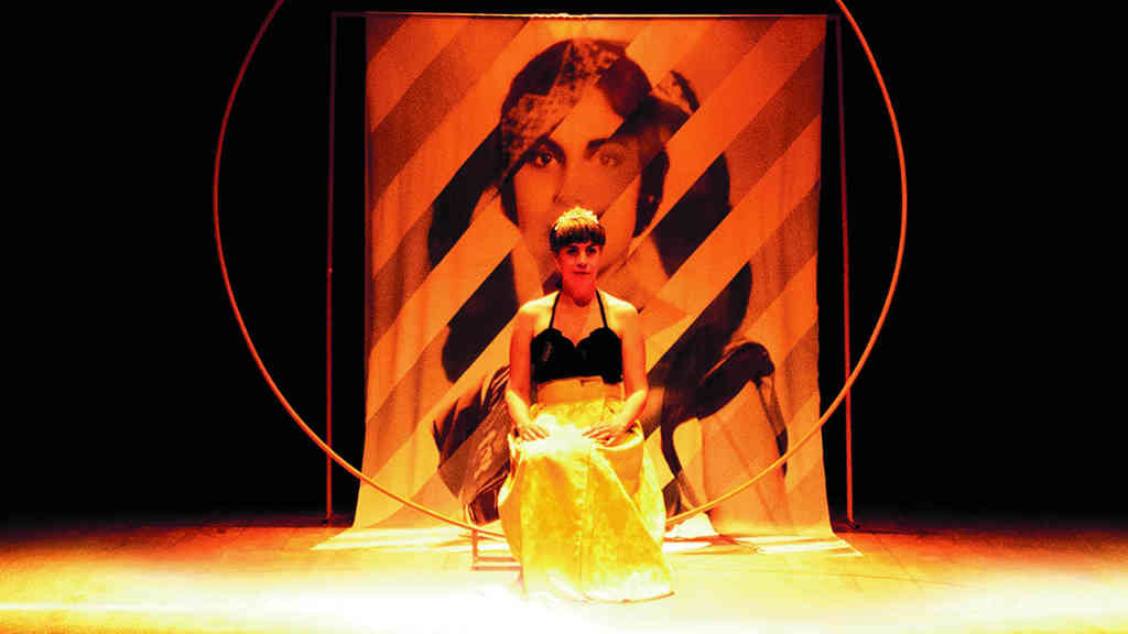Iría Pinheiro nun momento da representación de 'Miss Docet' (Foto: Andrés Seara).