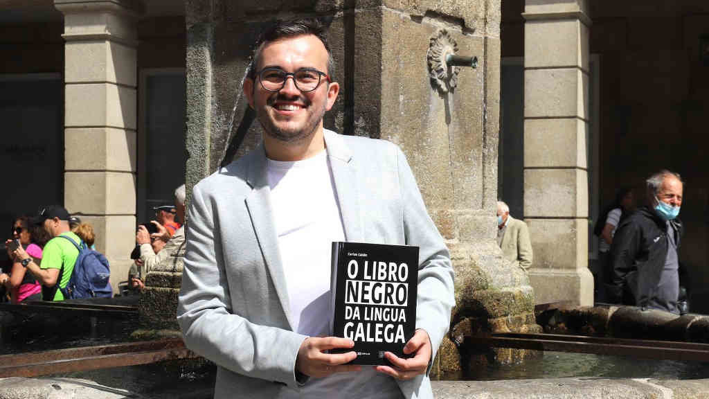 Carlos Callón en Compostela, diante da libraría Couceiro (Foto Arxina).