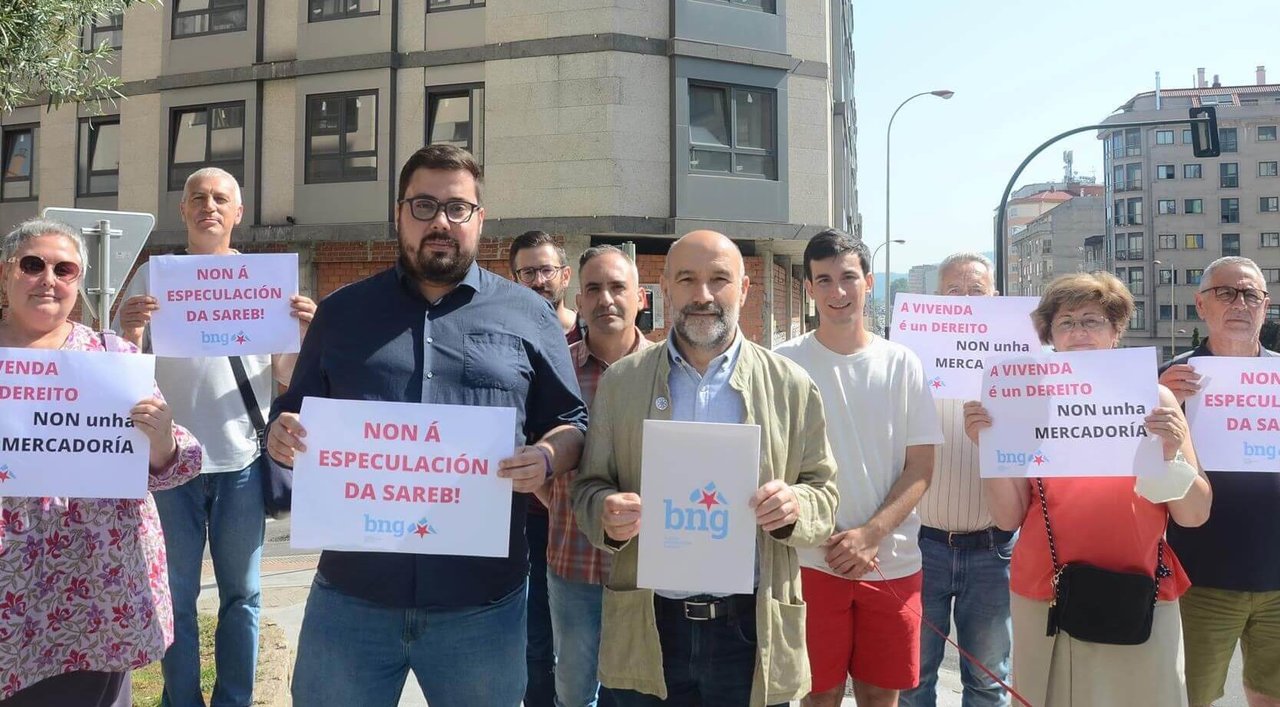 Néstor Rego, xunto con Xabier P. Igrexas e militantes do BNG de Vigo. (Foto: Nós Diario)