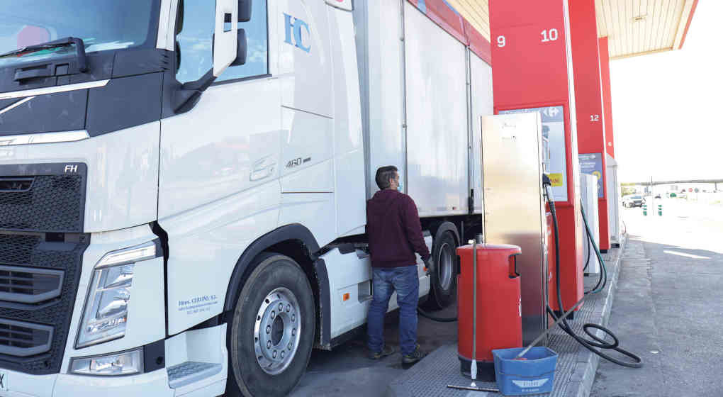 Unha persoa reposta gasóleo no seu camión nunha estación de servizo o pasado 1 de abril, o día que comezaron as bonificacións. (Foto: Raúl Fraile / Europa Press).