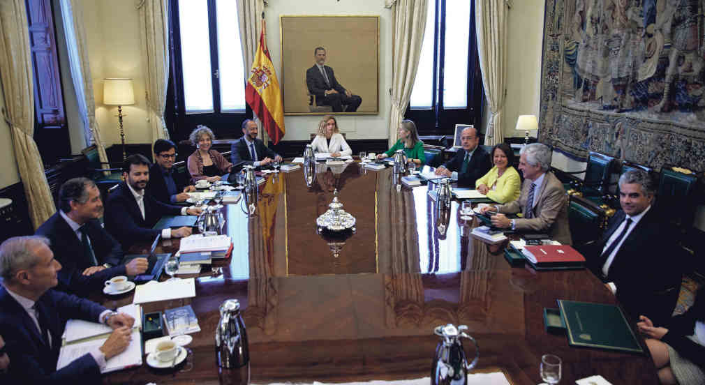 Meritxell Batet presidindo a reunión da Mesa do Congreso (Foto: Jesús Hellín / Europa Press).