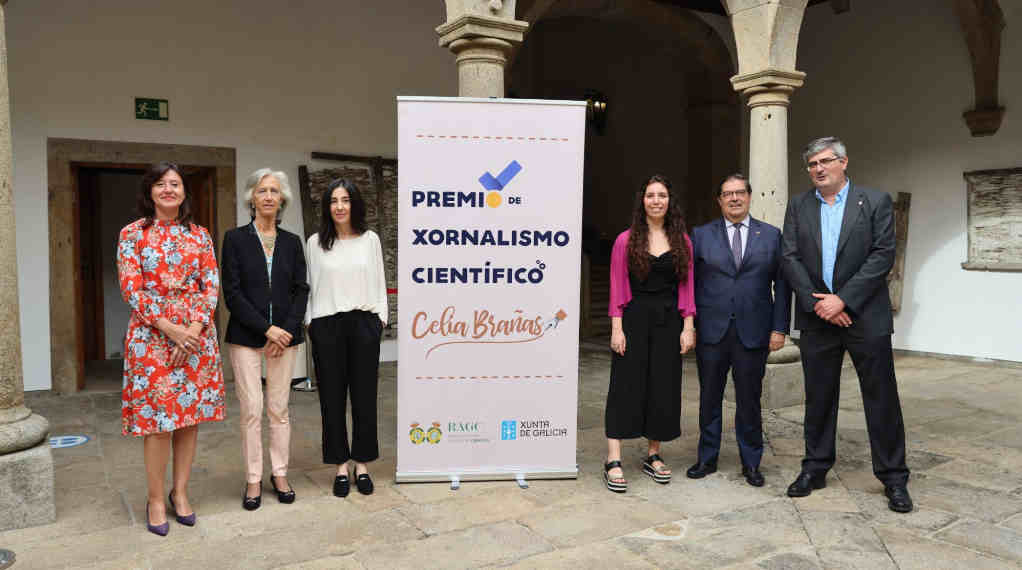 Teresa Abuín e Mar Álvarez (centro) esta última premiada pola súa reportaxe publicada em 'Sermos Galiza' (Foto: Real Academia Galega de Ciencias).