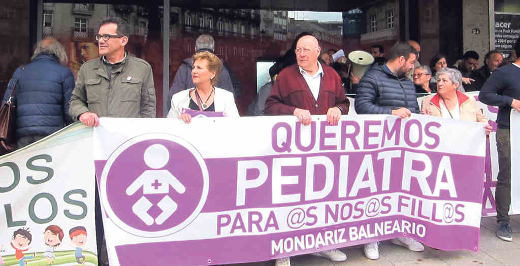 Veciñanza de Mondariz en defensa do servizo de pediatría nunha recente manifestación. (Foto: Europa Press).