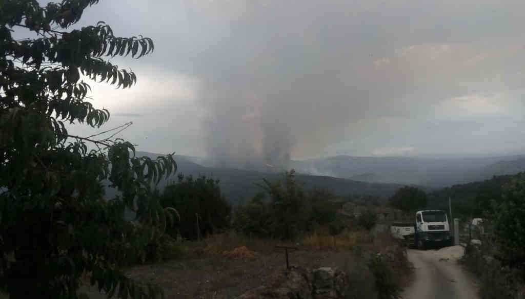 Imaxes do incendio en Larouco iniciado esta quinta feira. (Fotos: Incendios Galicia).