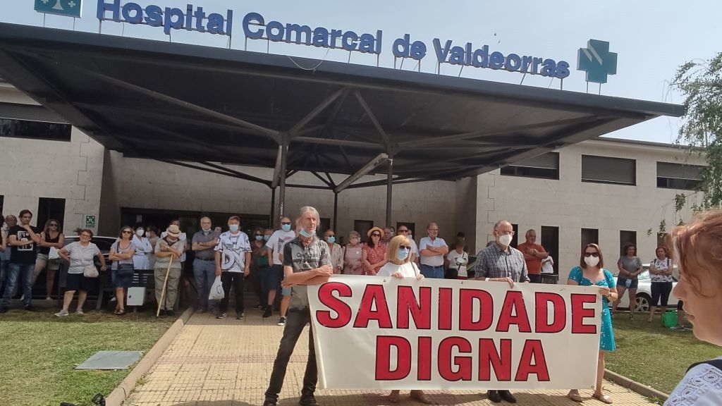 Veciñanza e colectivos en defensa da sanidade pública de Valdeorras concentráronse este 16 de xuño diante do hospital comarcal. (Foto: Nós Diario).