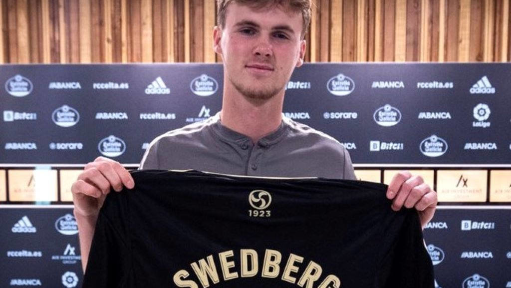 O sueco, posando coa súa nova camiseta (Foto: RC Celta).
