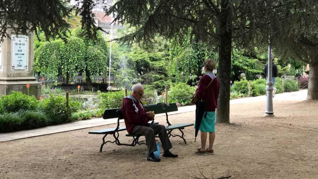 Dúas persoas maiores nun parque público de Compostela (Foto: Europa Press).