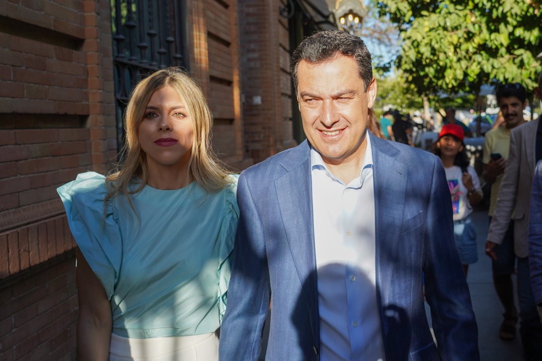 Juan Manuel Moreno Bonilla, acompañado da súa parella diríxese a sede do PP andaluz.
