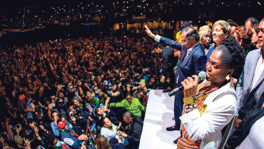 A vicepresidenta Francia Márquez (primeiro plano) festexa o triunfo electoral co novo presidente, Gustavo Petro. (Foto: Pacto Histórico).