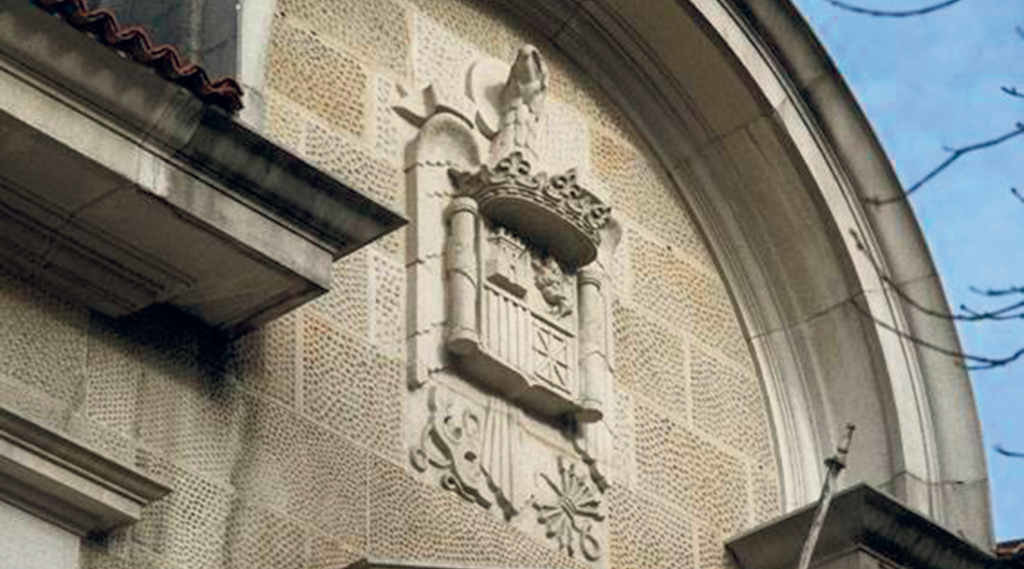Escudo franquista no edificio de Aduanas en Vigo. (Foto: Nós Diario).