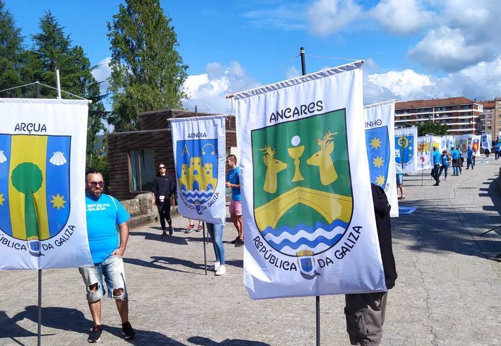 Desfile de bandeiras e escudos en Ourense (Imaxe: XMP)