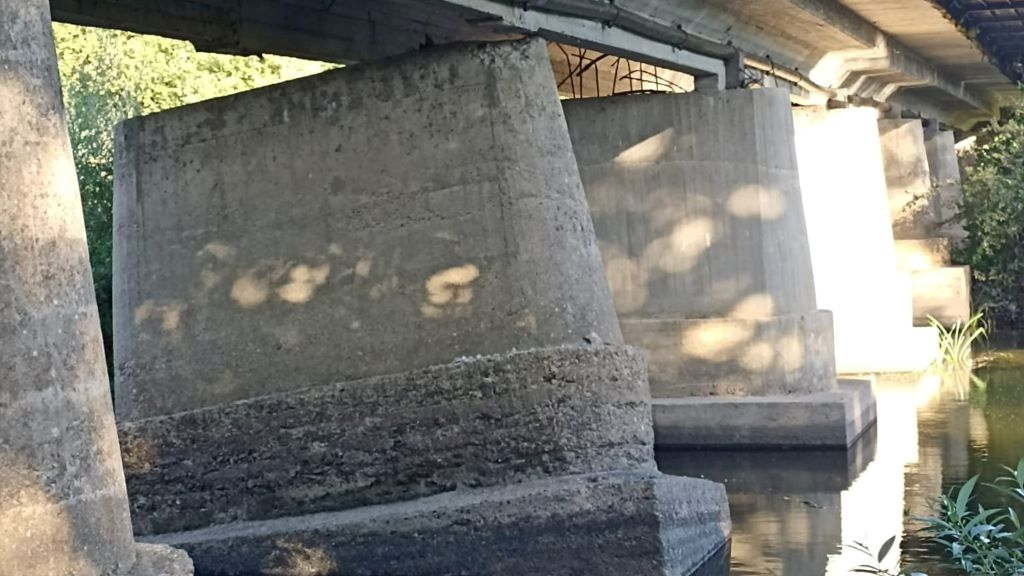 Estado actual dos piares de aopio da ponte sobre o Cabe en Piñeira, advertido polo BNG local.