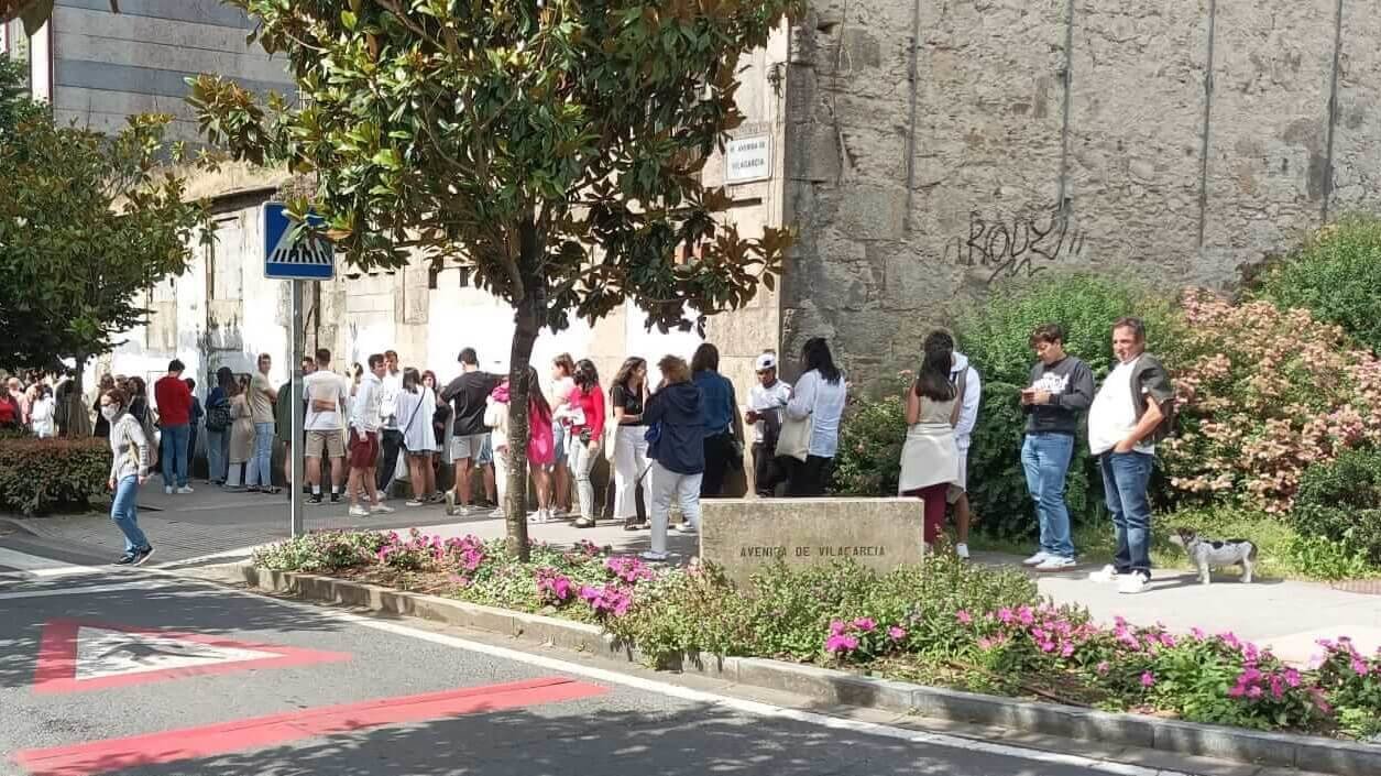 Fileiras de estudantes ás portas dunha axencia inmobiliaria en Santiago de Compostela. (Foto: Nós Diario)