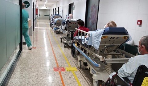 Pacientes amoreados nos corredores das Urxencias do Hospital Clínico de Santiago. (Foto: Asociación de Pacientes do CHUS)