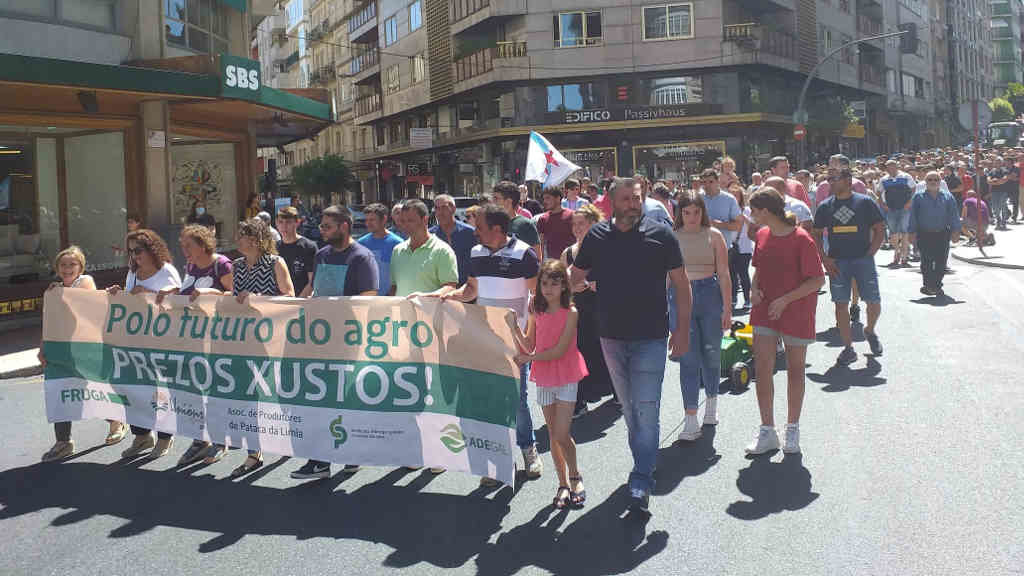 Cabeza da manifestación convocada pola Fruga, SLG, UUAA, Adegal e Produtores de Pataca da Limia. (Foto: Nós Diario).