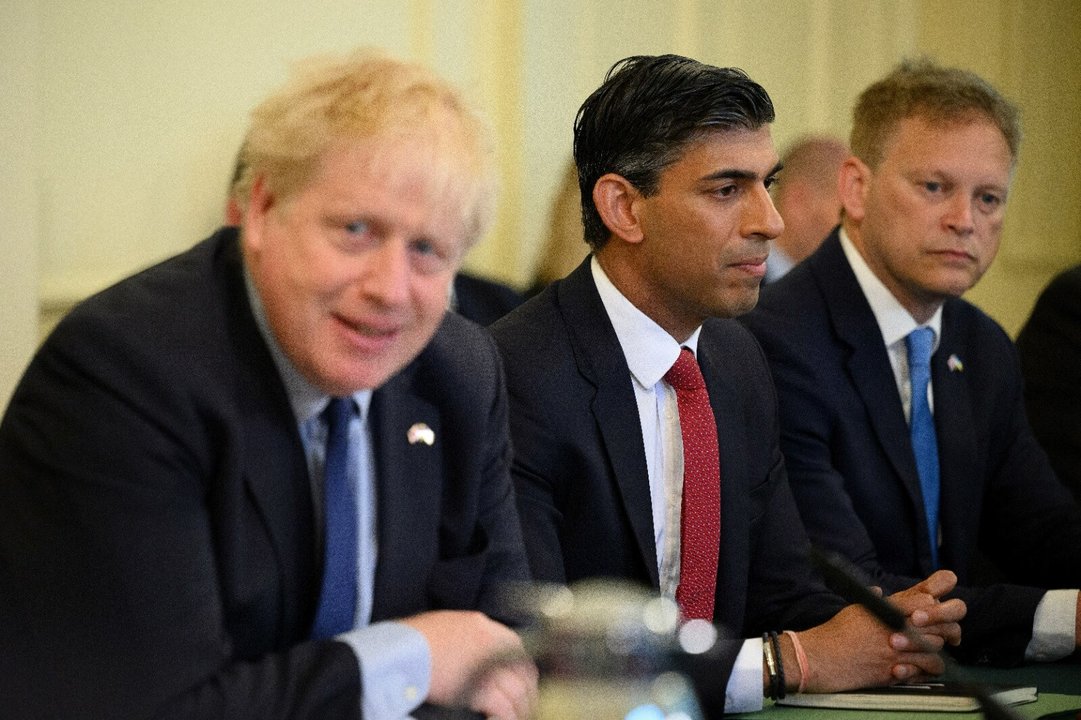 O primeiro ministro británico, Boris Johnson, e o ex ministro Rishi Sunak. (Foto: Europa Press)