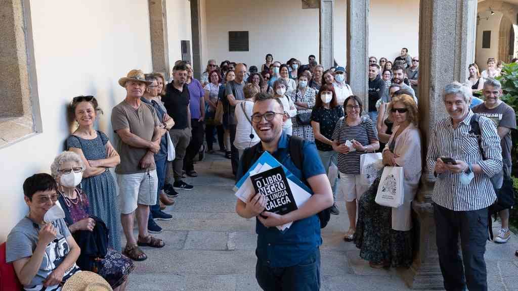 Carlos Callón, autor de 'O libro negro da lingua galega', guiou na tarde desta quinta feira un roteiro polas rúas de Compostela. (Foto: Arxina)