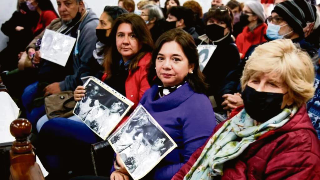 Familiares dos asasinados na sala, antes da lectura do veredicto. (Foto: Goberno da Arxentina)