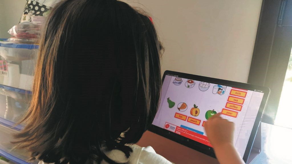 A nena de 7 anos require, segundo especialistas e familia, apoios para o seu desenvolvemento como un profesor preferente e unha tablet. (Foto: Nós Diario).