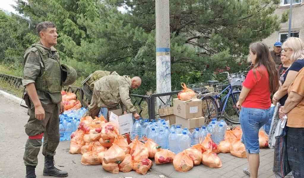 No centro de Gorskoe (Lugansk, ao leste de Ucrânia), centenas de pessoas juntam-se para receber ajuda alimentar.