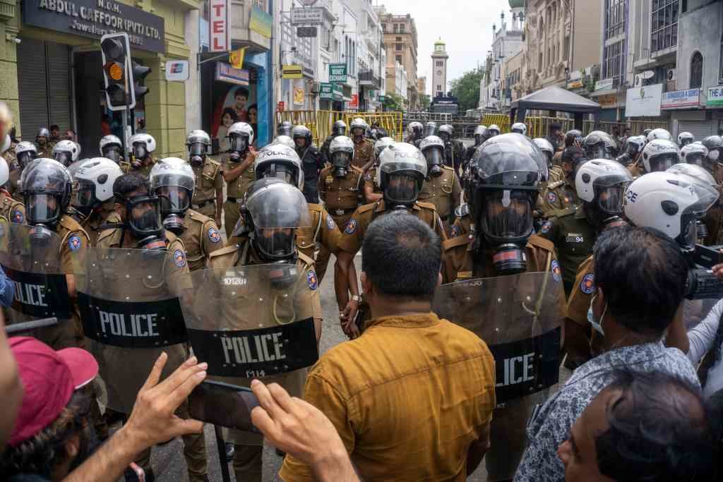 A policía usa auga e gases lacrimóxenos para dispersar unha protesta realizada por un grupo de agricultores preto do Palacio Presidencial de Colombo.