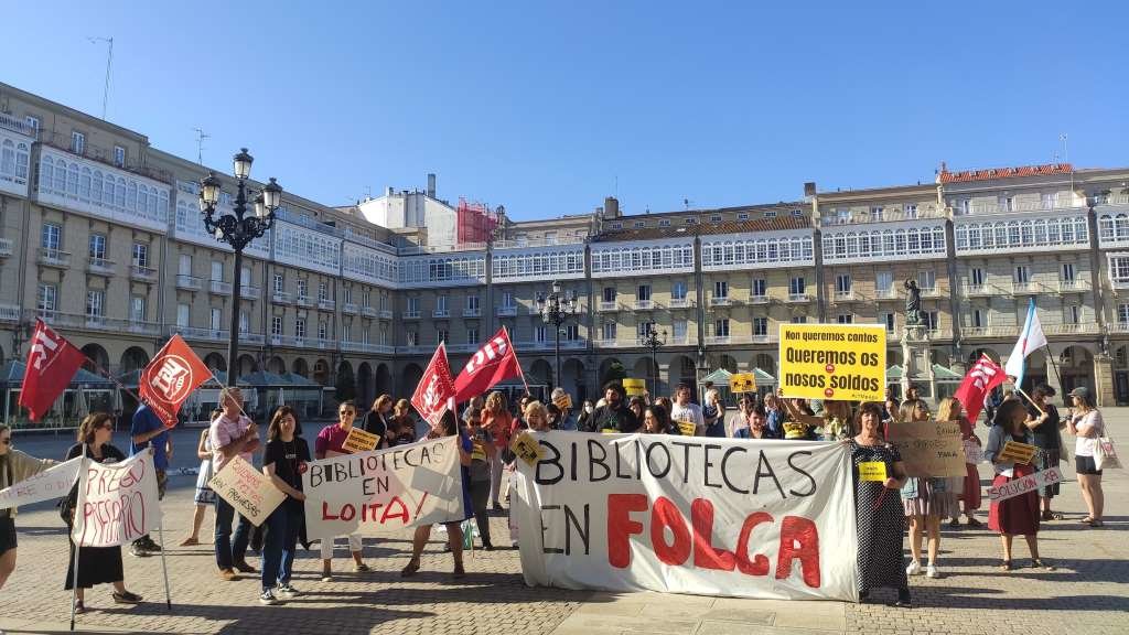 Protesta do persoal da biblioteca municipal en María Pita. (Foto: Europa Press)