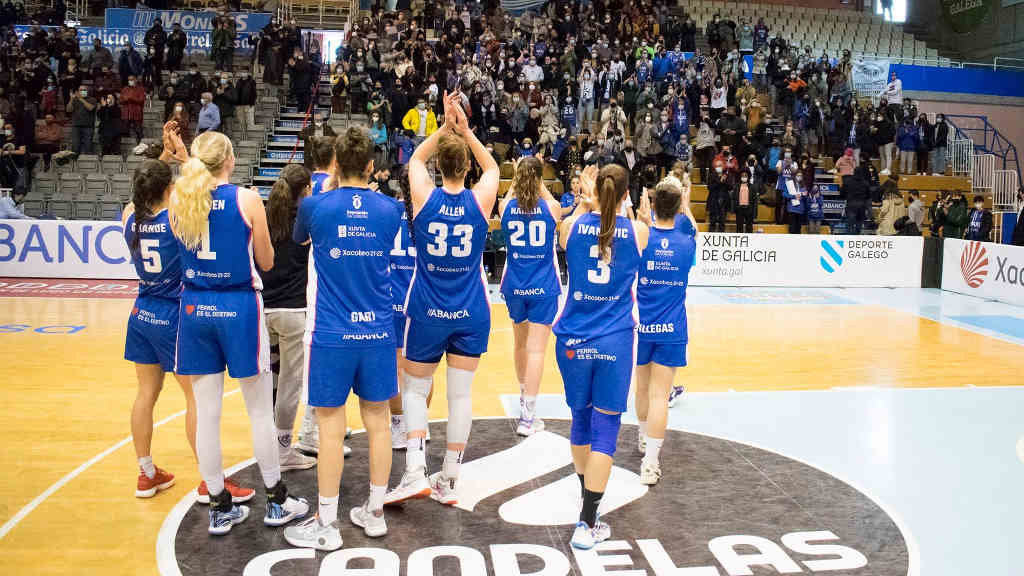 As xogadoras do Baxi Ferrol, aplaudindo ao seu público na Malata (Foto: Baxi Ferrol).